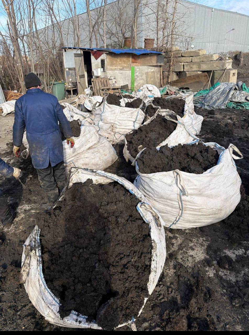 Зимняя жирная земля в биг-бэгах